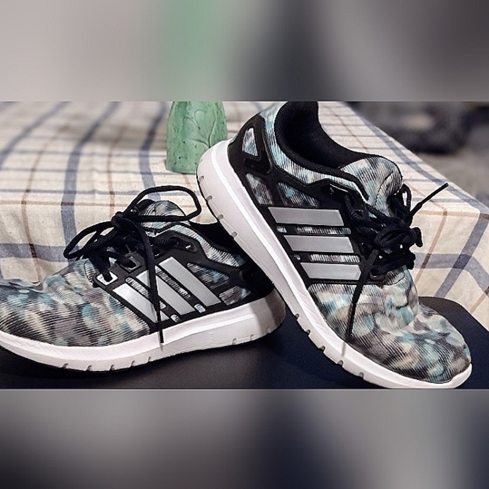 Women's Adidas Cloud 5 Athletic Shoes. Size 8.5 color is Black Mint.